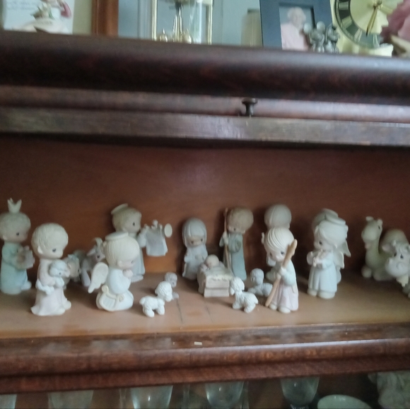 22 piece precious moment nativity - Picture 2 of 3